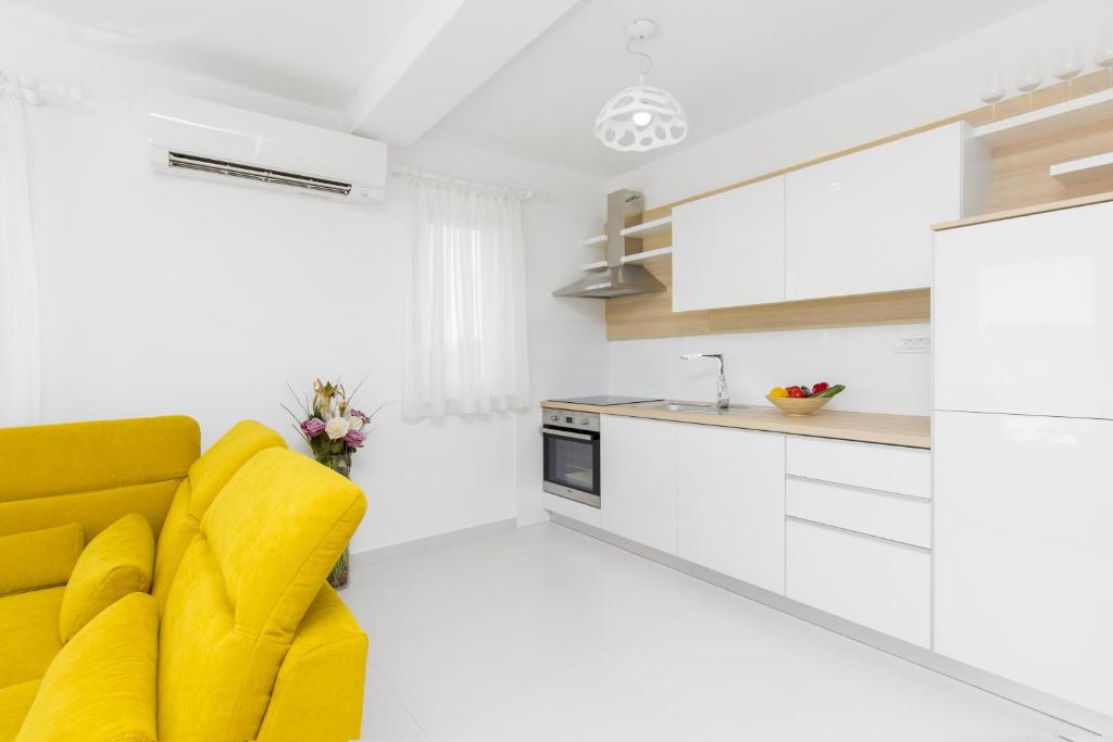 Кухня или мини-кухня в Apartment Royal
