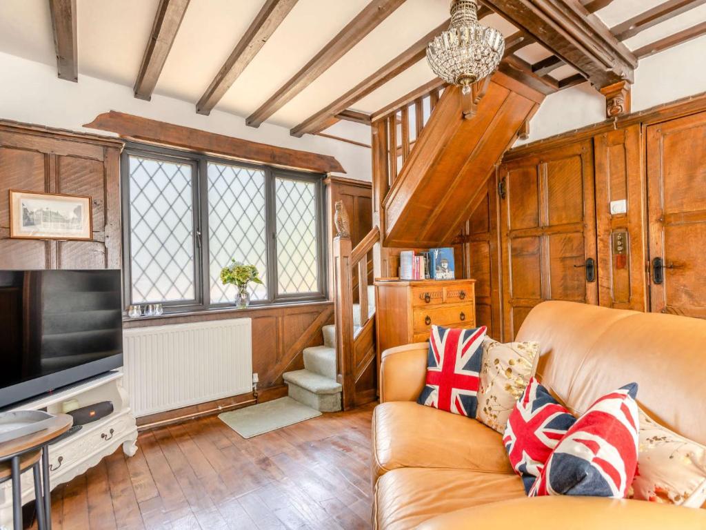 a living room with a couch and a television at 2 bed in Westerham 88626 in Westerham