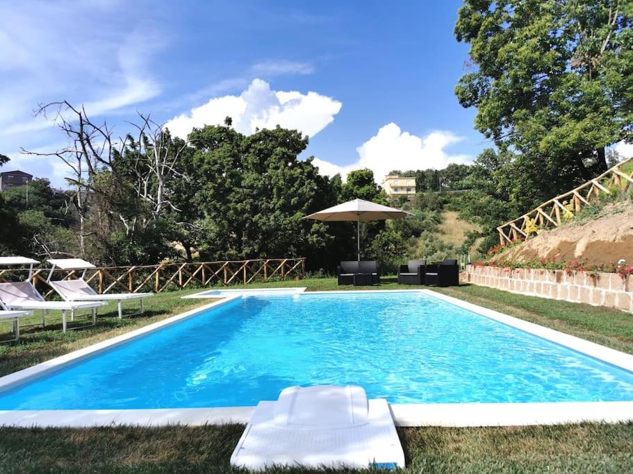 Basen w obiekcie Apartment in LuxuryProperty PrivatePOOL Garden BBQ AirC x8 lub w pobliżu