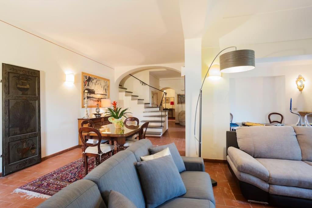salon z kanapą i stołem w obiekcie Apartment in LuxuryProperty PrivatePOOL Garden BBQ AirC x8 w mieście Castelnuovo di Porto