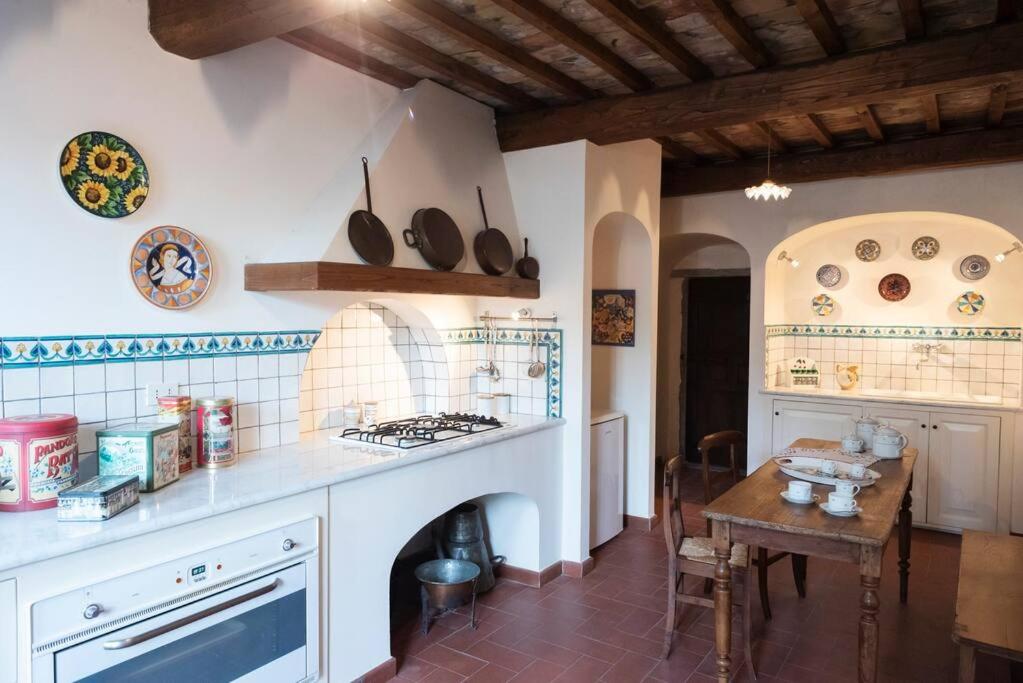 Kuchnia lub aneks kuchenny w obiekcie Apartment in LuxuryProperty PrivatePOOL Garden BBQ AirC x8