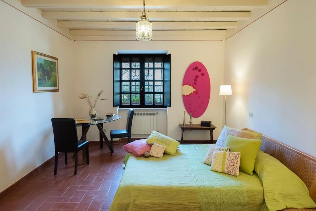 sypialnia z łóżkiem i stołem w pokoju w obiekcie Apartment in LuxuryProperty PrivatePOOL Garden BBQ AirC x8 w mieście Castelnuovo di Porto