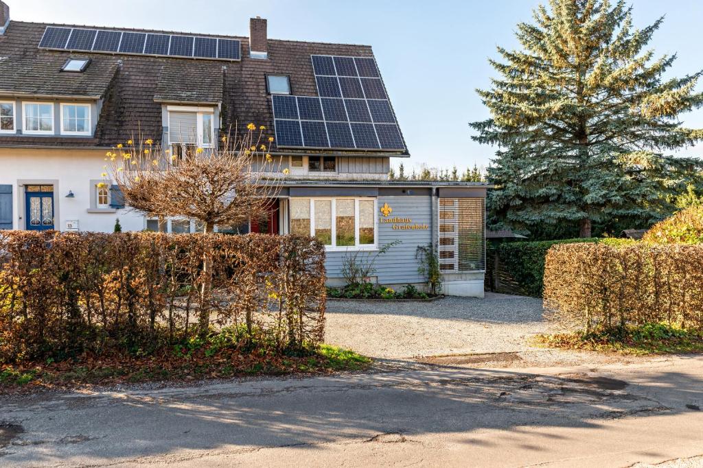 ein Haus mit Sonnenkollektoren darüber in der Unterkunft Landhaus Grafenholz in Überlingen