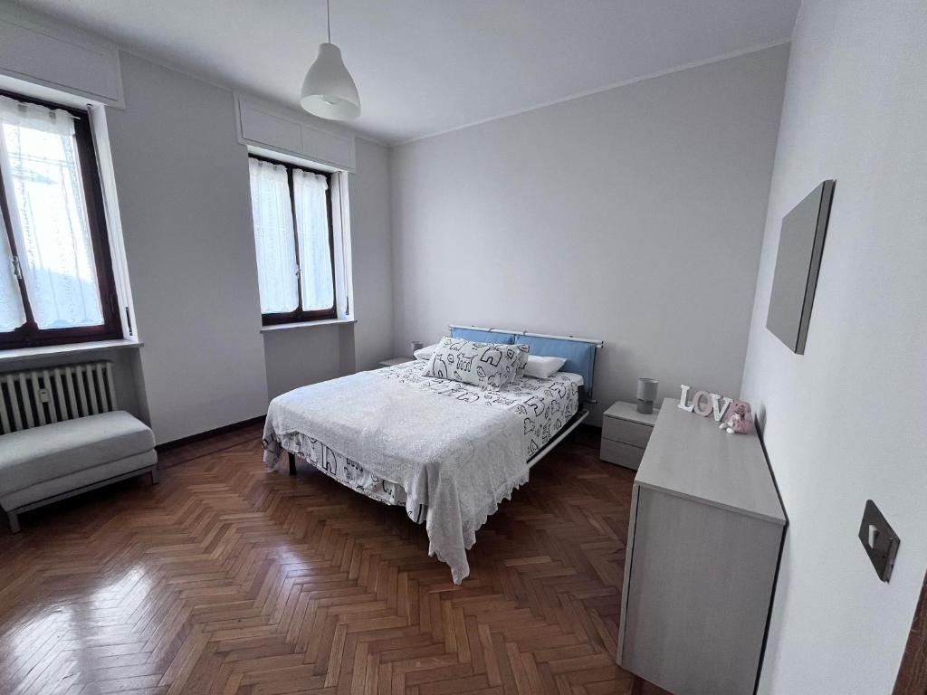 a bedroom with a bed in a white room at Casa Piemont in Casale Monferrato