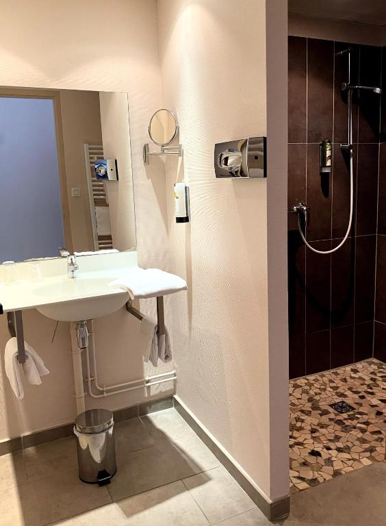 Koupelna v ubytování Logis Hôtel des Deux Forts