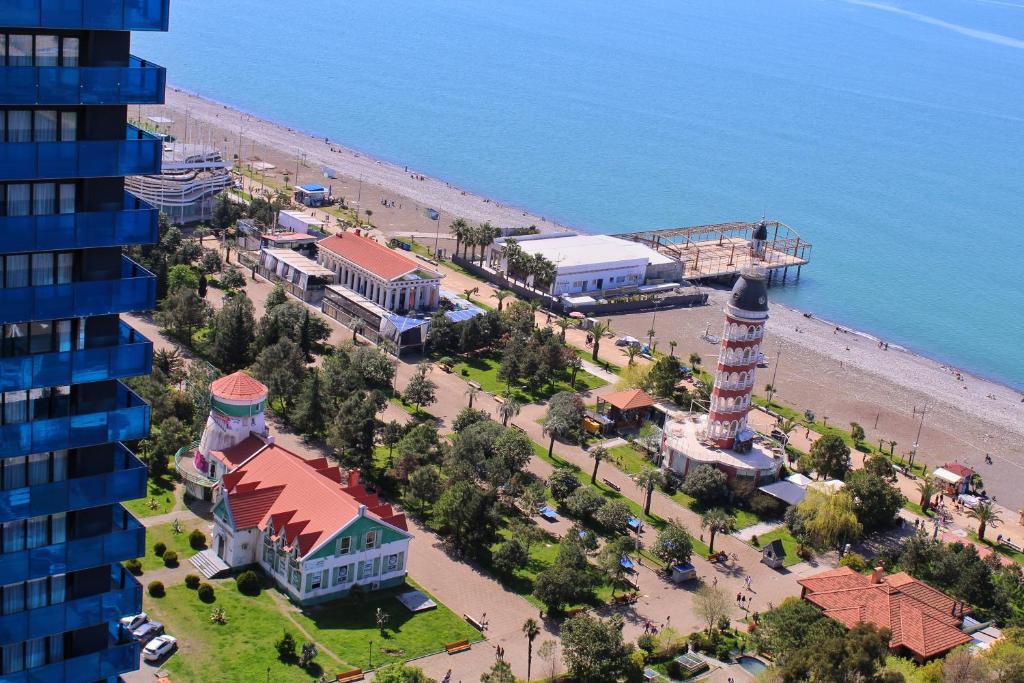 una vista aérea de una playa con un faro en Orbi City on the Beach, en Batumi