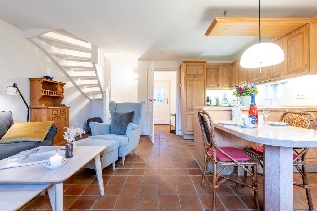 Friesenhaus Kaeptn Hahn Hausteil 03 - Holiday Home