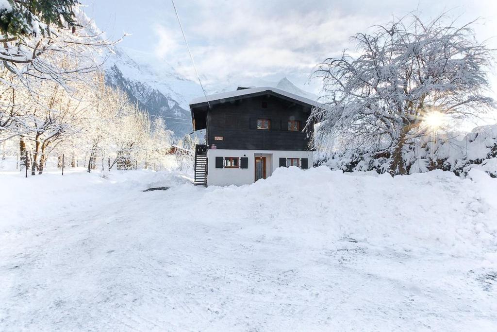une maison est recouverte de neige devant celle-ci dans l'établissement Violette de Cham - Jardin privé - Vue Mont Blanc, à Chamonix-Mont-Blanc