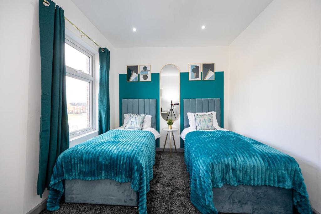 Ένα ή περισσότερα κρεβάτια σε δωμάτιο στο Deluxe Bolton Cinema House 2BR Modern Retreat with Free Parking