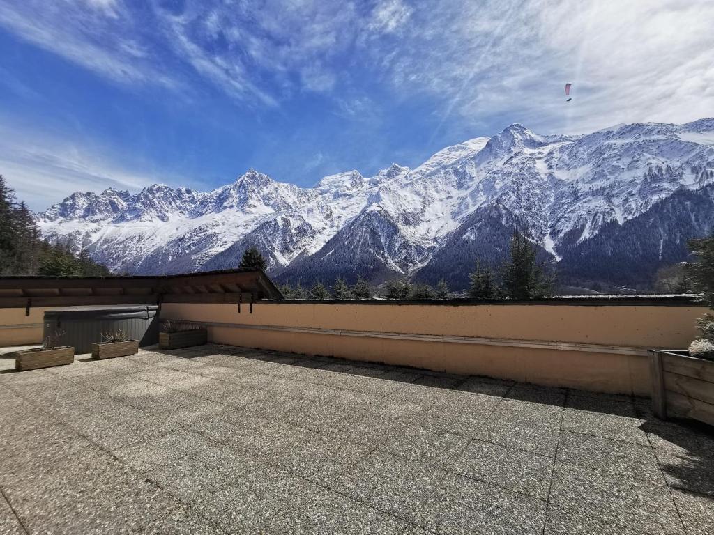 d'un balcon offrant une vue sur une chaîne de montagnes enneigée. dans l'établissement Betulle - 2bedroom - Patio facing Mont-Blanc range, aux Houches