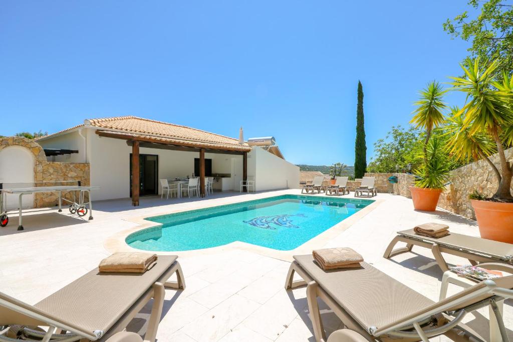 una imagen de una villa con piscina en Villa Redonda, en Loulé