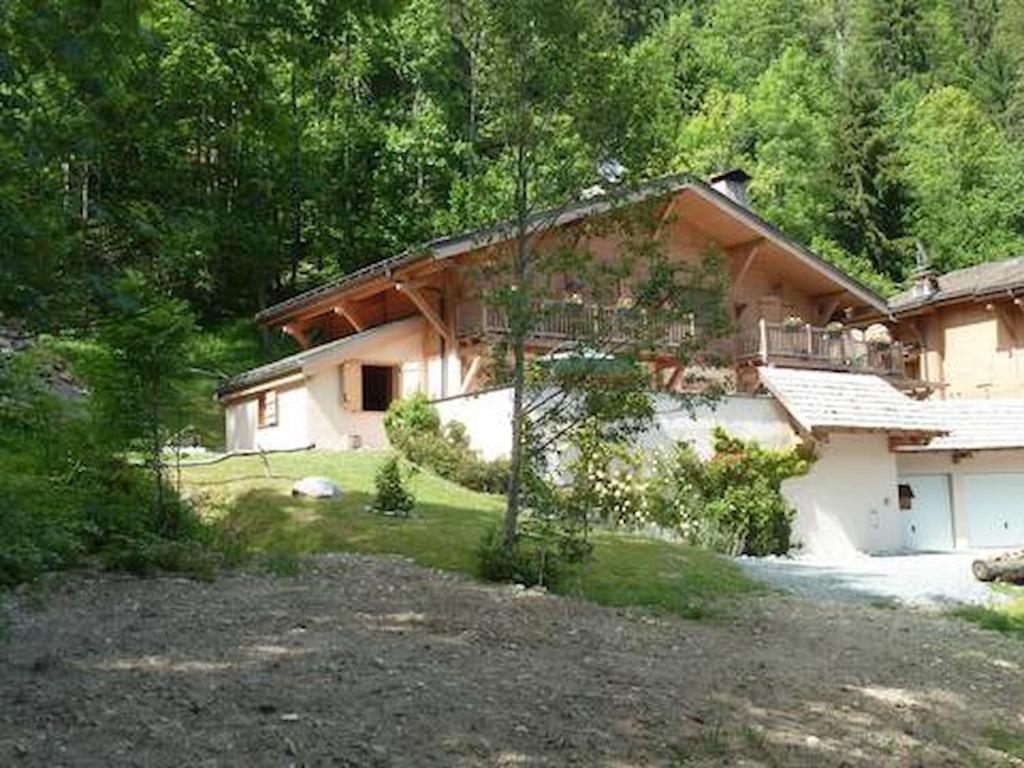 萊蘇什的住宿－Betulle - 2bedroom - Patio facing Mont-Blanc range，前面有院子的房子