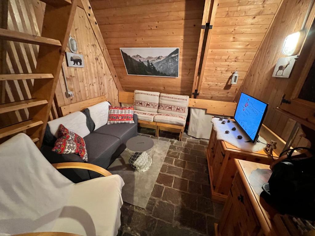 Televízia a/alebo spoločenská miestnosť v ubytovaní ~Chalet_Rifugio tra i boschi~