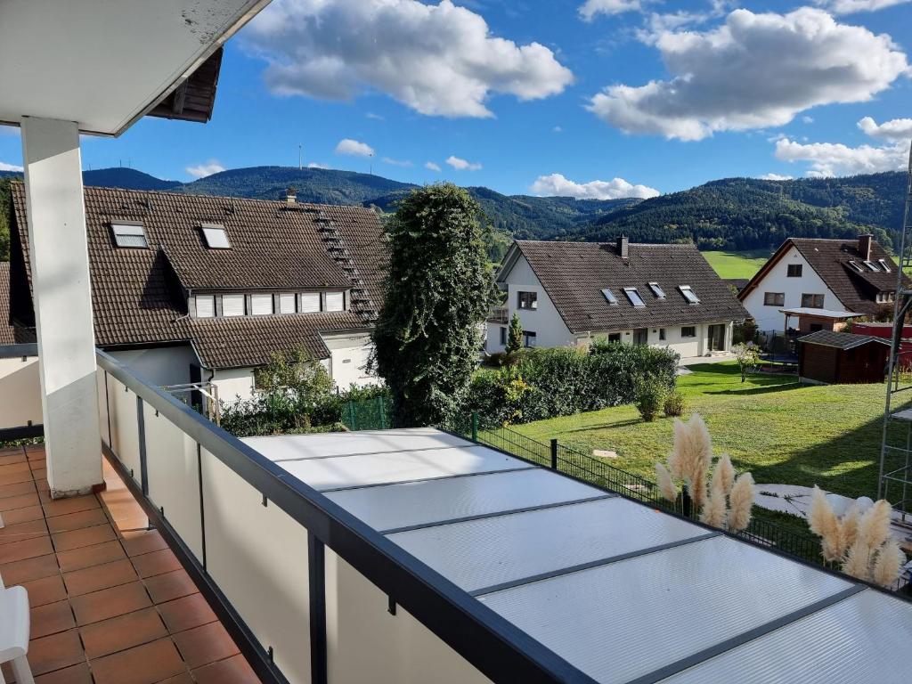 balcón con vistas a las casas y a las montañas en Tannenblick, en Zell am Harmersbach