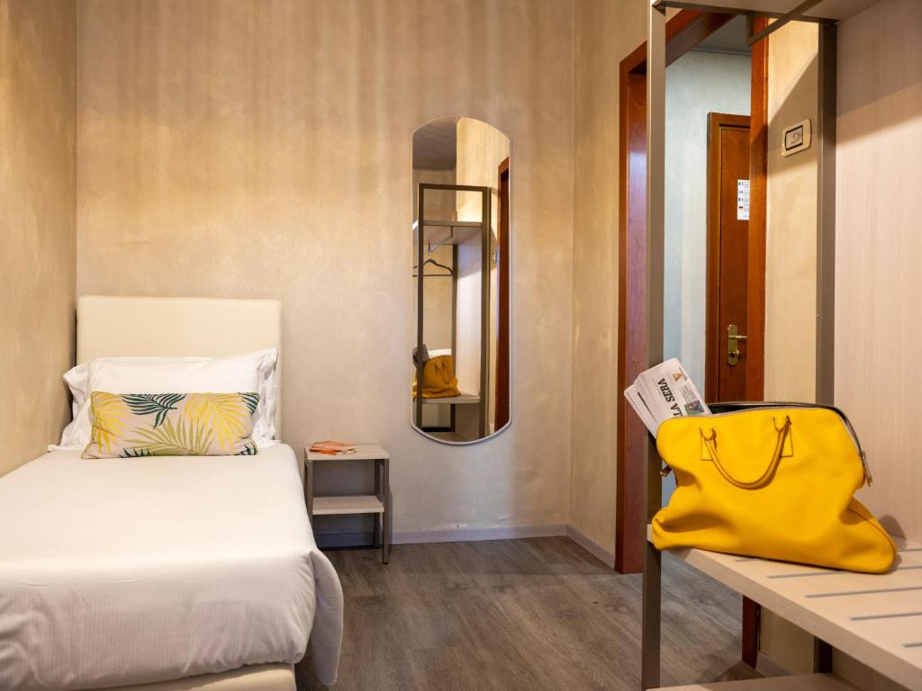 Postel nebo postele na pokoji v ubytování Hotel Embassy