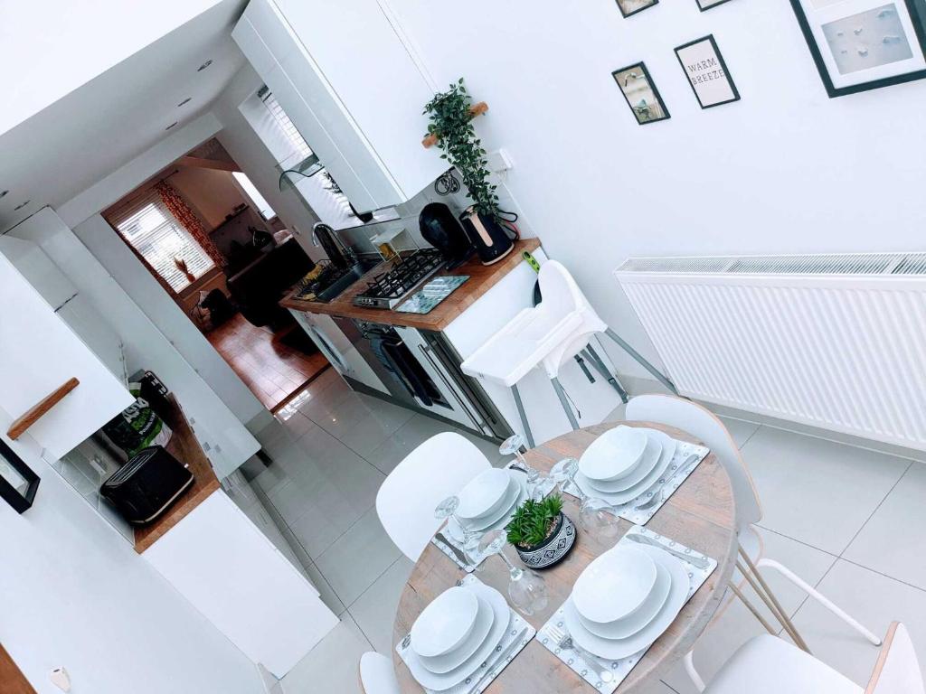 an overhead view of a table and chairs in a kitchen at Cardiff 2 Bedroom Luxury House in Cardiff