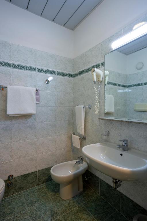 Koupelna v ubytování Hotel Embassy