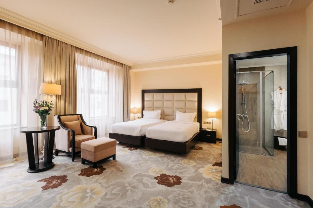 Postel nebo postele na pokoji v ubytování Paris Hotel Yerevan