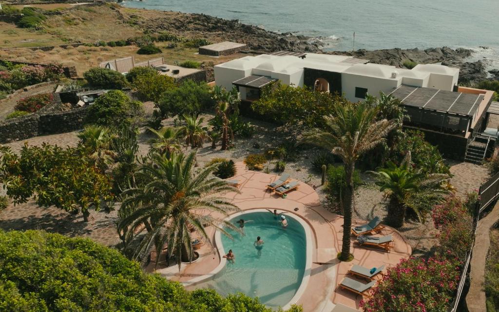 潘泰萊里亞的住宿－Villa calypso Pantelleria，享有毗邻大海的游泳池的顶部景致