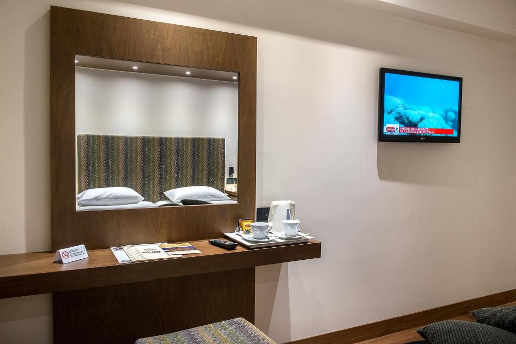 TV a/nebo společenská místnost v ubytování Civitel Akali Hotel