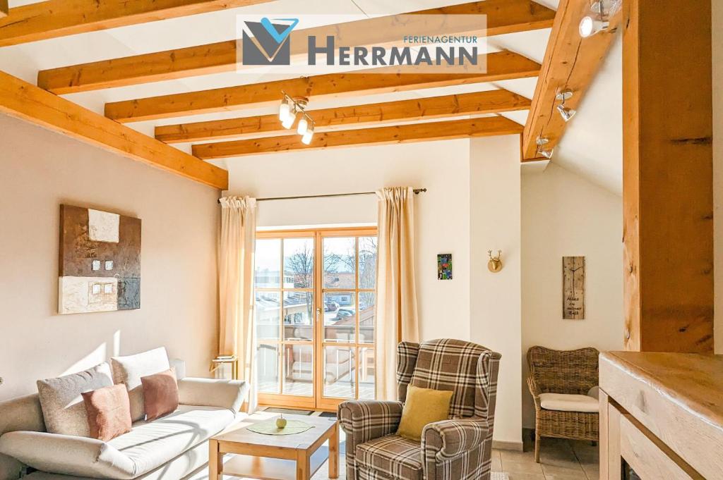 sala de estar con sofá y 2 sillas en Ferienwohnung Forggensee, en Rosshaupten