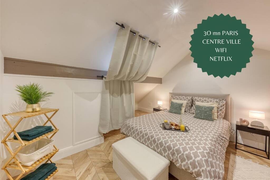 - une chambre avec un lit doté d'un couvre-lit blanc dans l'établissement Chaleureux duplex 30min de Paris, à Corbeil-Essonnes