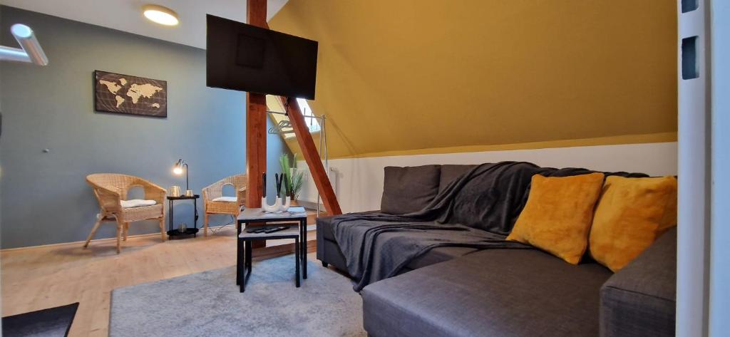 ein Wohnzimmer mit einem Sofa und einem Tisch in der Unterkunft Central-Living yellow - Wifi - Netflix - City in Essen