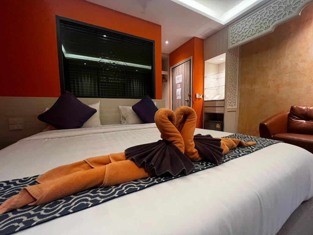 Postel nebo postele na pokoji v ubytování Le Maroc Hotel Patong