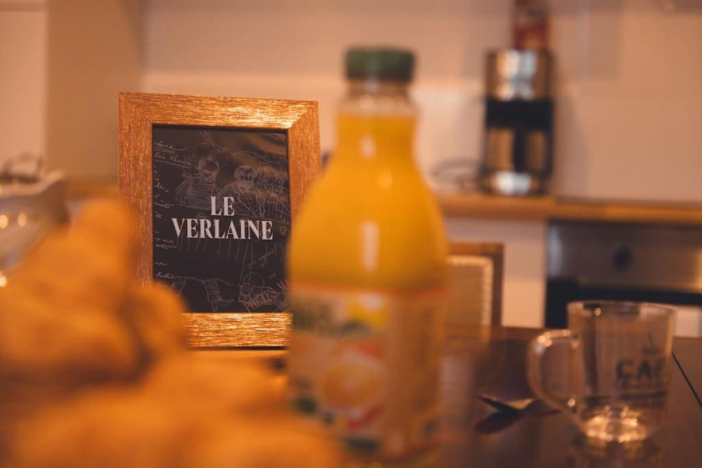 - une bouteille de jus d'orange assise sur une table dans l'établissement Le Verlaine, T4 en triplex, à Tours