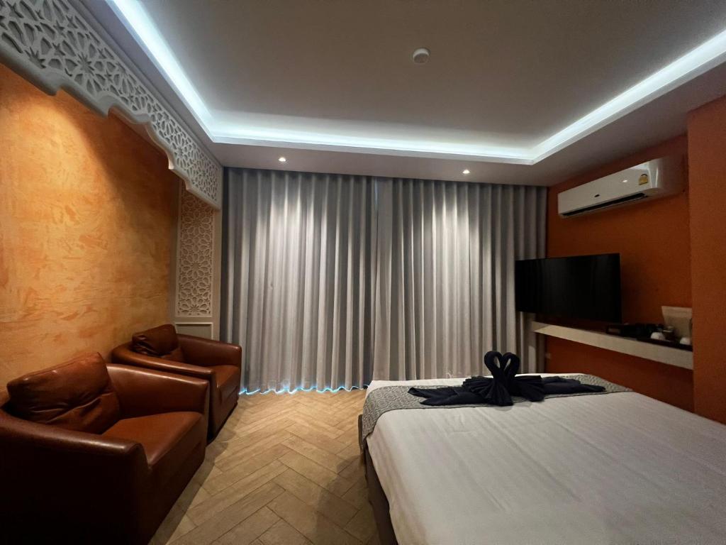 TV a/nebo společenská místnost v ubytování Le Maroc Hotel Patong