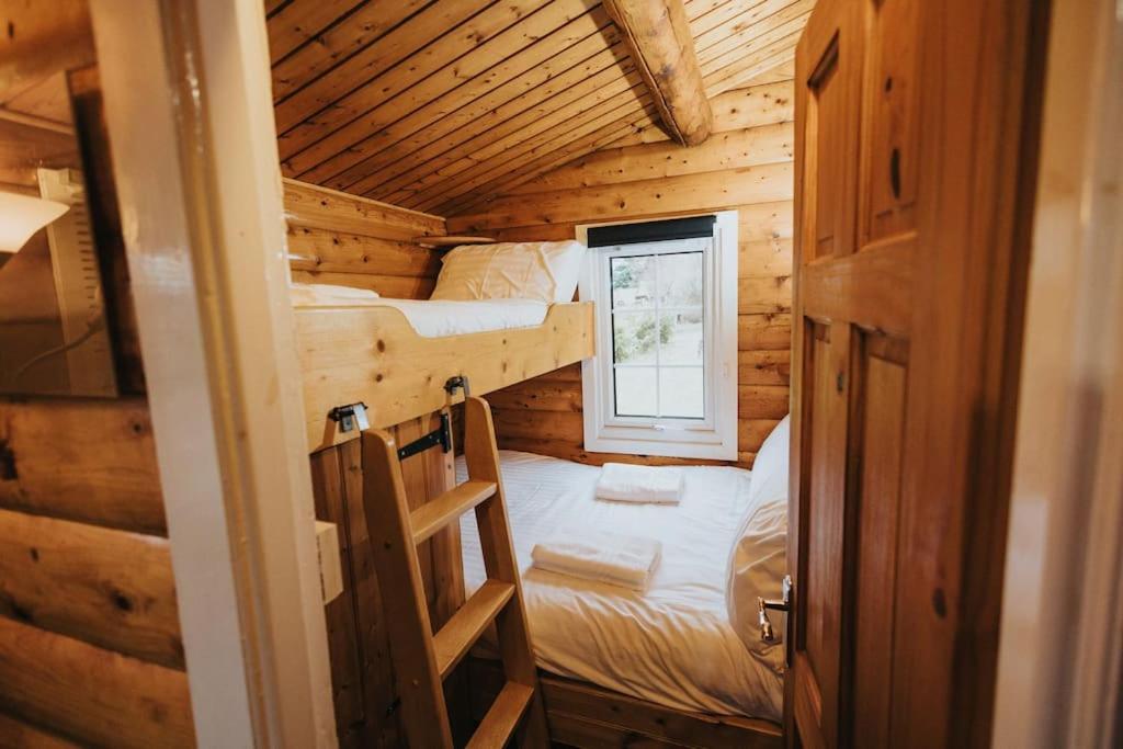 Lliteres en una habitació de Rustic Retreat - 2 Bed Log Cabin in Snowdonia National Park by Seren Short Stays