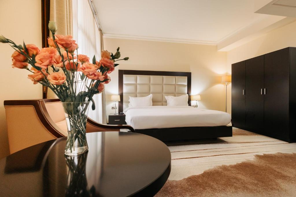 Postel nebo postele na pokoji v ubytování Paris Hotel Yerevan