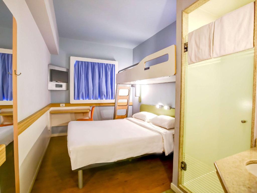 Habitación pequeña con 1 cama y 1 litera en ibis budget Rio de Janeiro Nova America, en Río de Janeiro