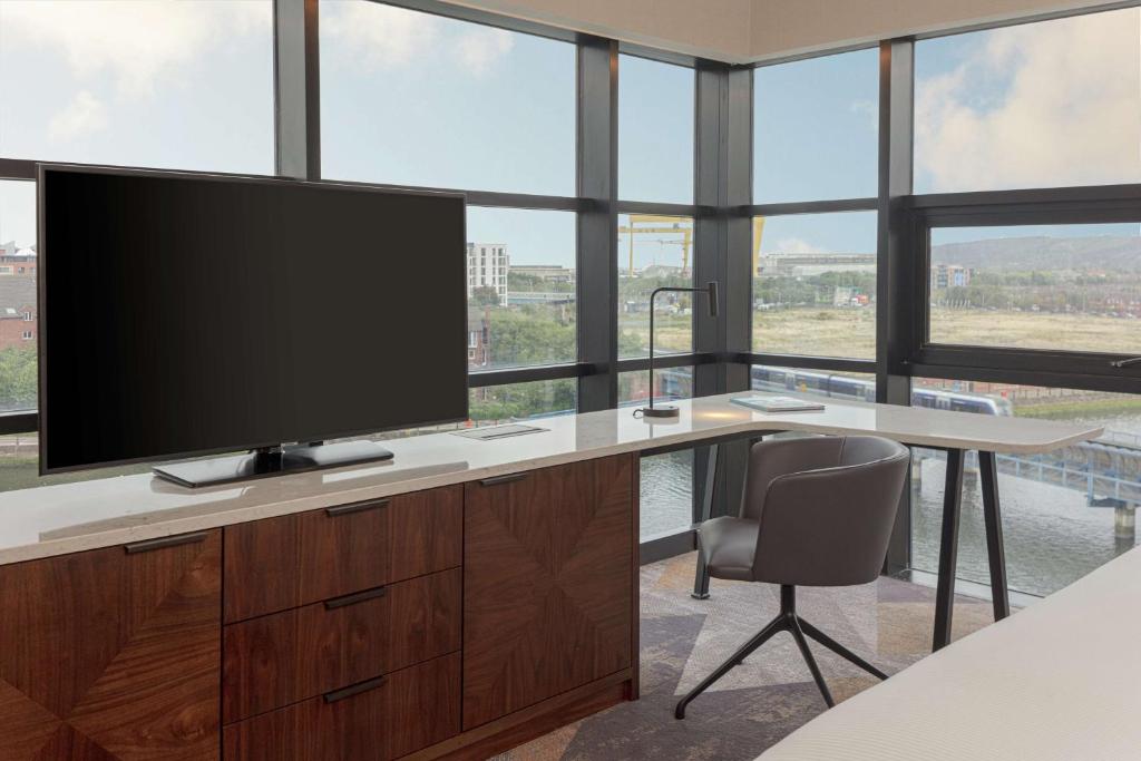 Hilton Belfast - Junior King Suite Con Salón Ejecutivo Y Vista