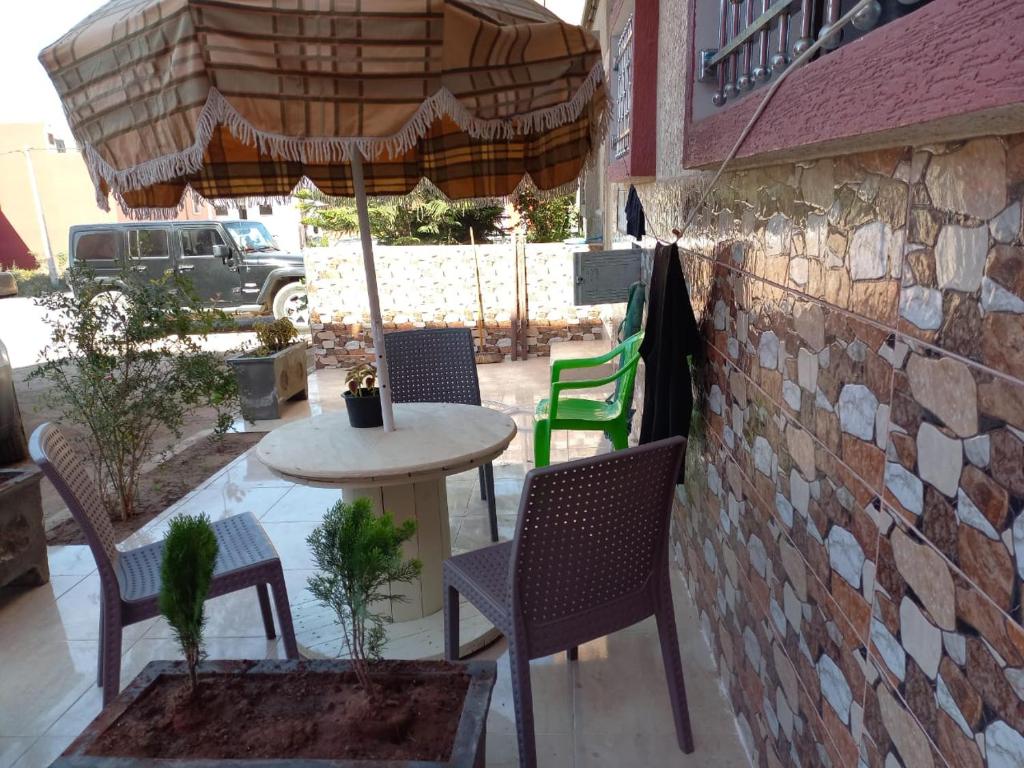 patio con tavolo, sedie e ombrellone di Sun house 1 a Imsouane