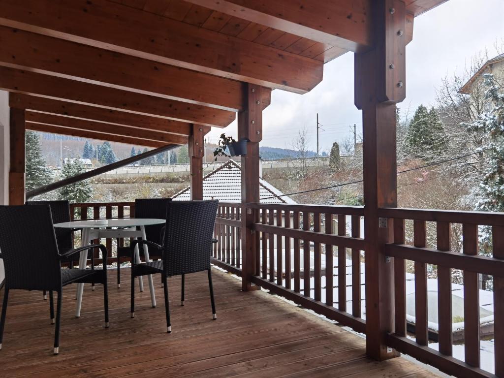 Balkón nebo terasa v ubytování BeeHome Apartment
