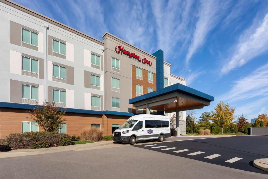 Hampton Inn by Hilton Nashville Airport Century Place في ناشفيل: سيارة فان بيضاء متوقفة أمام الفندق