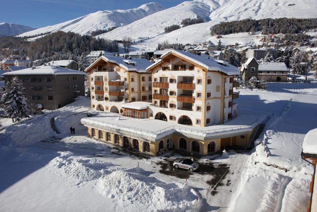 eine Luftansicht eines Gebäudes im Schnee in der Unterkunft Hotel Allegra in Zuoz