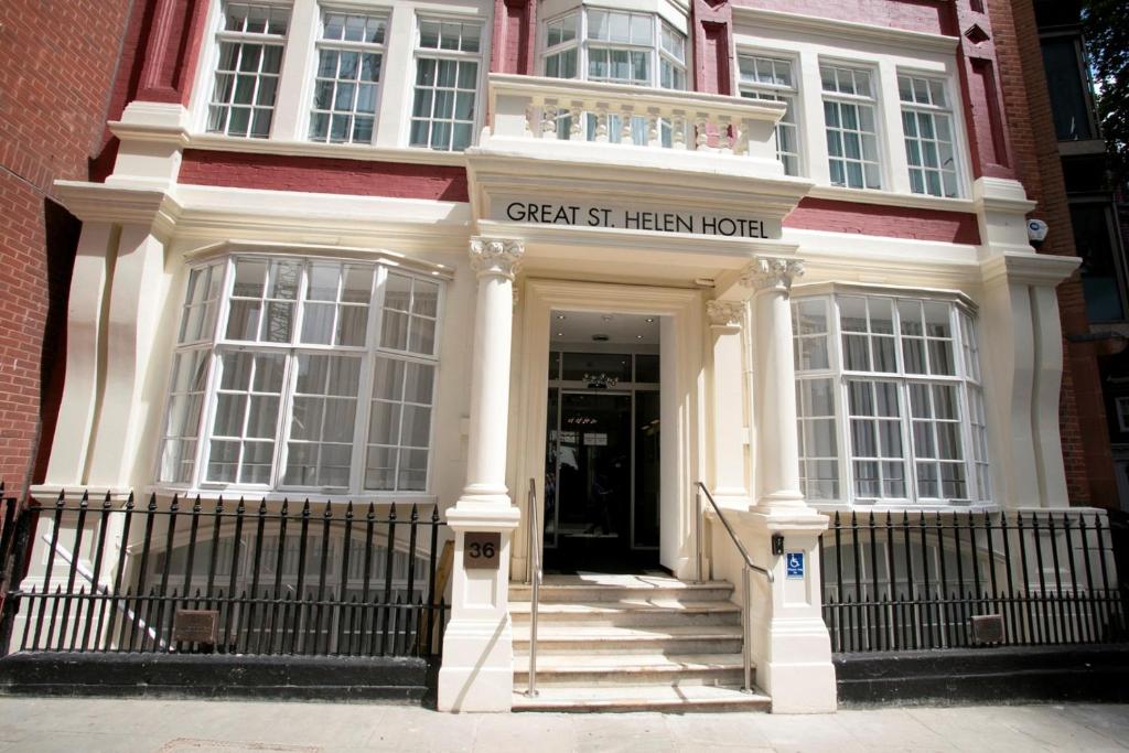 un bâtiment avec un panneau indiquant le meilleur hôtel hélicoptère dans l'établissement Great St Helen Hotel, à Londres