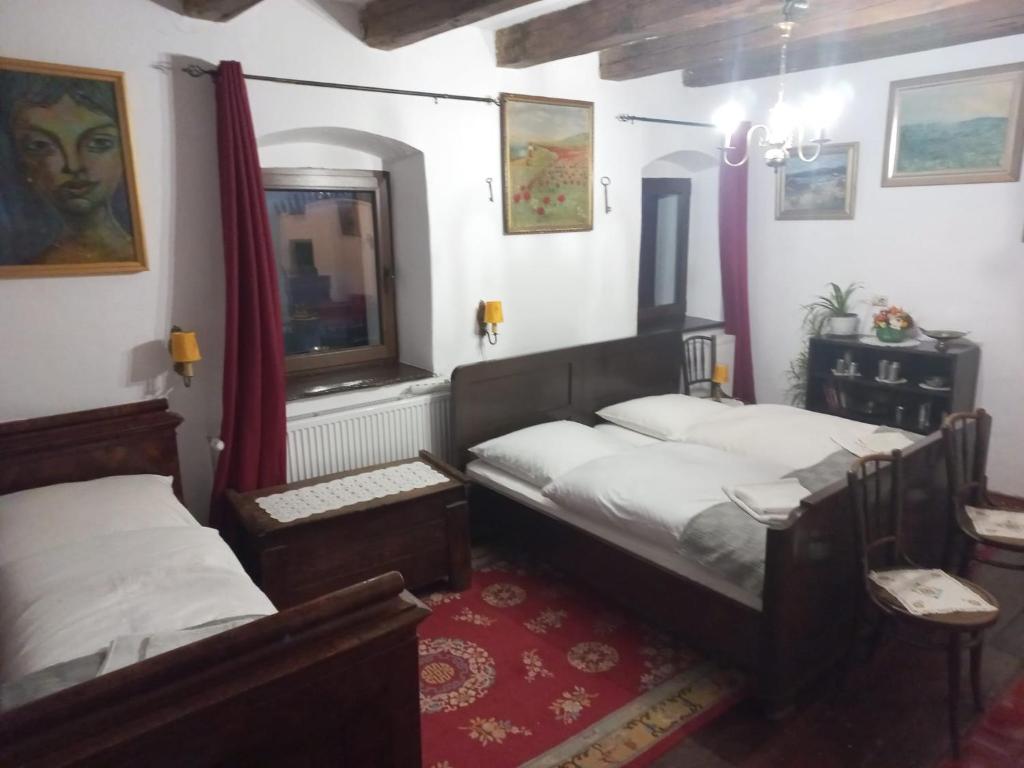 a bedroom with two beds and a window at LA Amadeus & Monica in Miniş