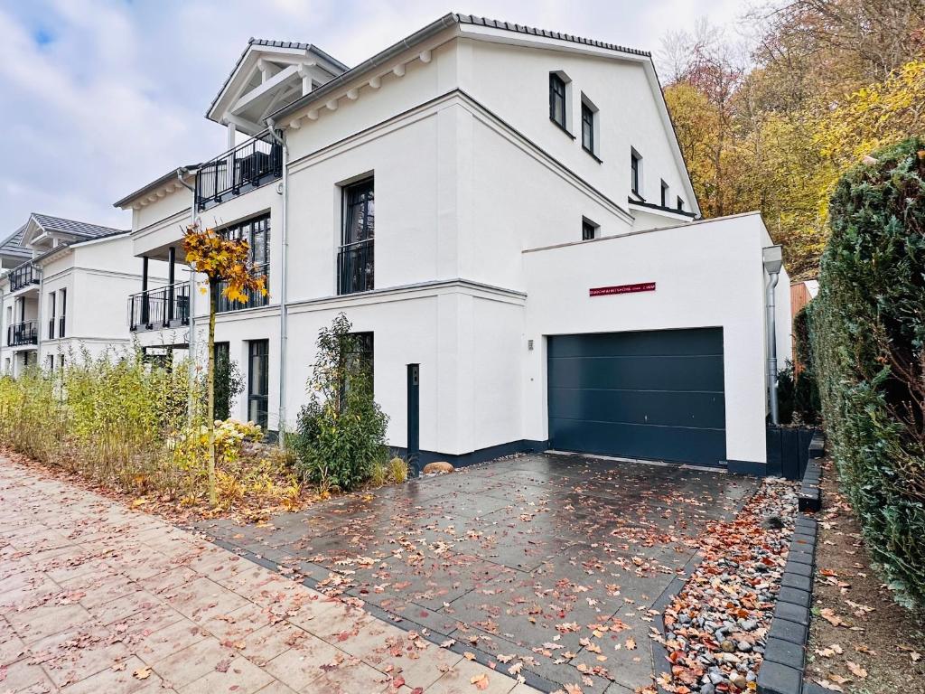 a white house with a garage at Meereslauschen / Villa Beatrice in Binz