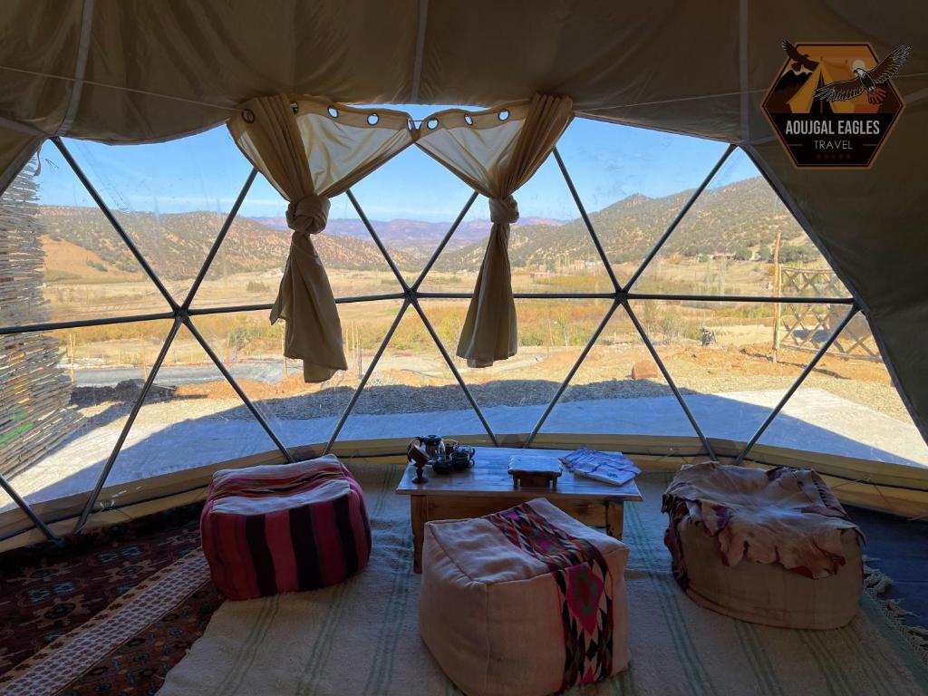Nespecifikovaný výhled na hory nebo výhled na hory při pohledu z luxury tent