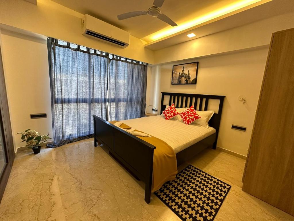1BR Service apartment in BKC by Florastays في مومباي: غرفة نوم بسرير ونافذة كبيرة