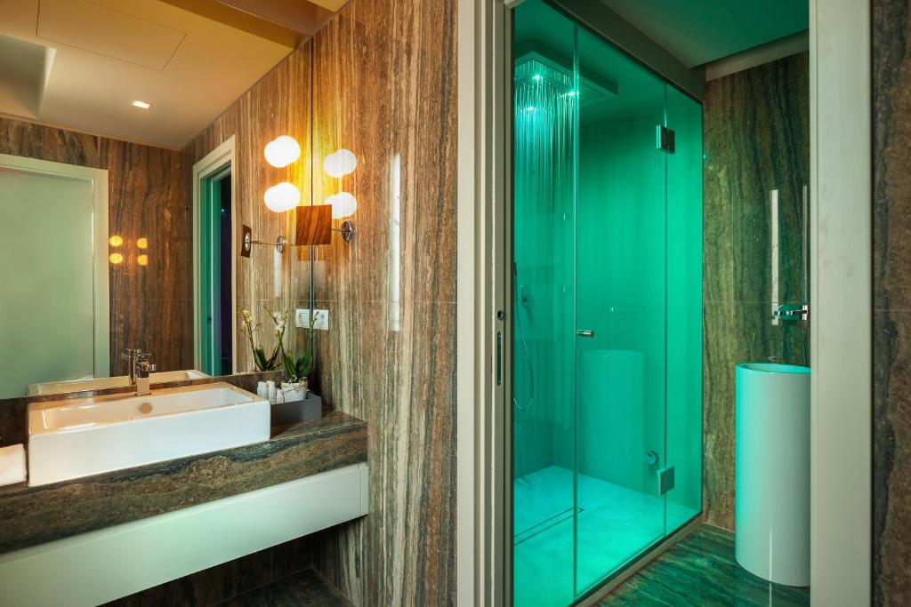 Koupelna v ubytování Liassidi Wellness Suites