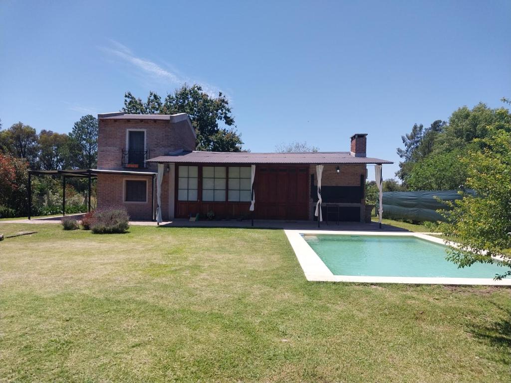 una casa con piscina en el patio en El Quincho en Gualeguay