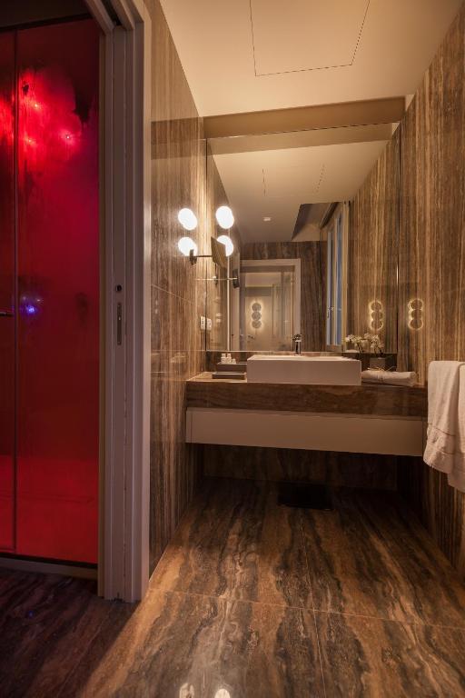 Koupelna v ubytování Liassidi Wellness Suites