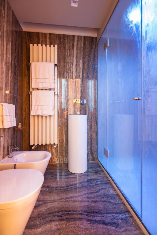 Koupelna v ubytování Liassidi Wellness Suites
