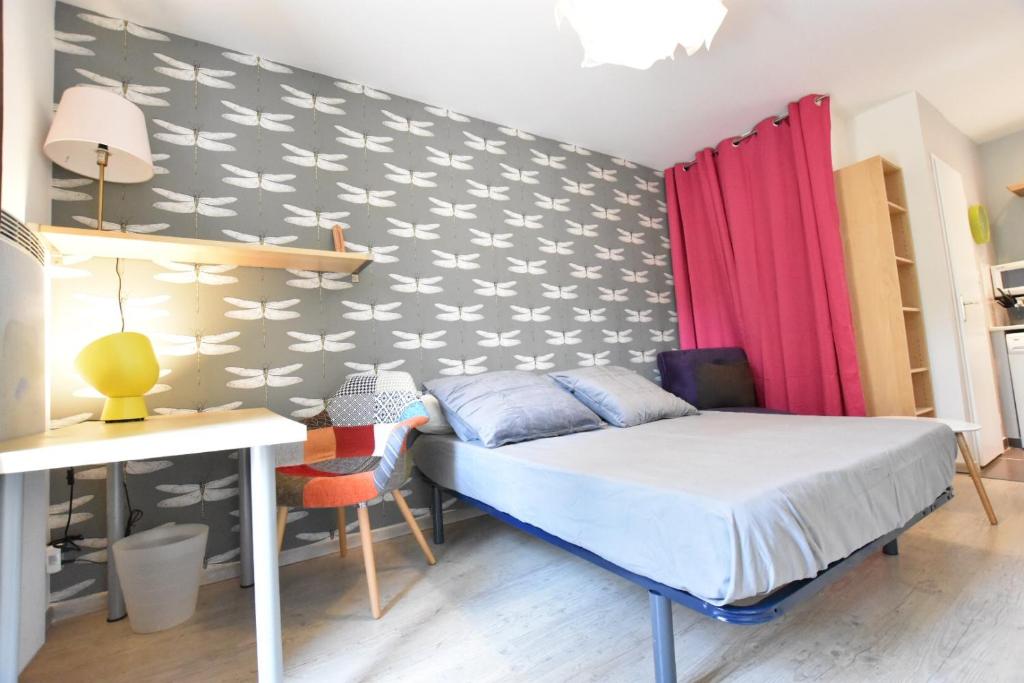 - une chambre avec un lit et un bureau dans l'établissement Studio Cosy centre historique et au calme (3), à Montpellier