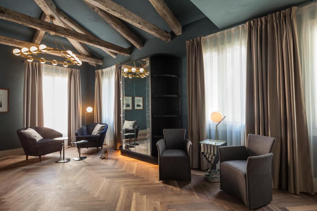 威尼斯的住宿－利亞斯迪健康套房酒店，一个带两把椅子和镜子的沙龙