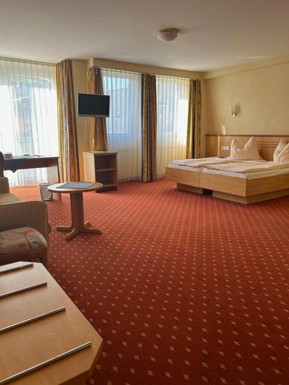 ein Hotelzimmer mit einem Bett und einem Sofa in der Unterkunft Eifelstube Ahrweiler in Bad Neuenahr-Ahrweiler